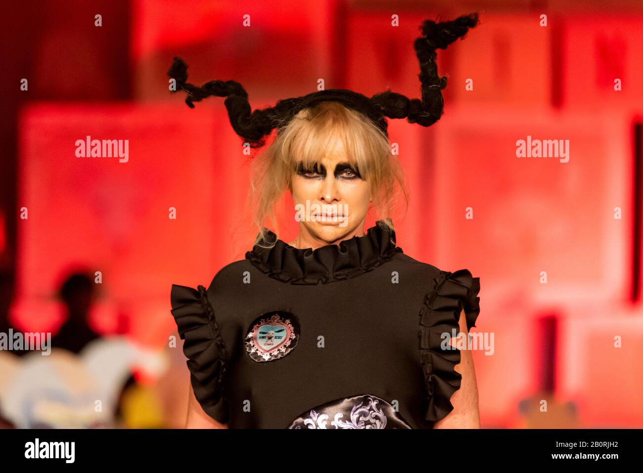 Modell Jo Wood bei Vin und Omi London Fashion Week Resist AW20 Show. Umweltfreundliches Design aus recyceltem Material und Unkraut aus dem Anwesen in Highgrove. Gotik Stockfoto