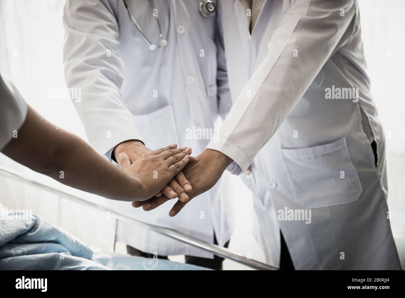 Schließen Sie die Teamärzte zusammen, bevor Sie mit der Pflicht erfolgreich sind. Stockfoto