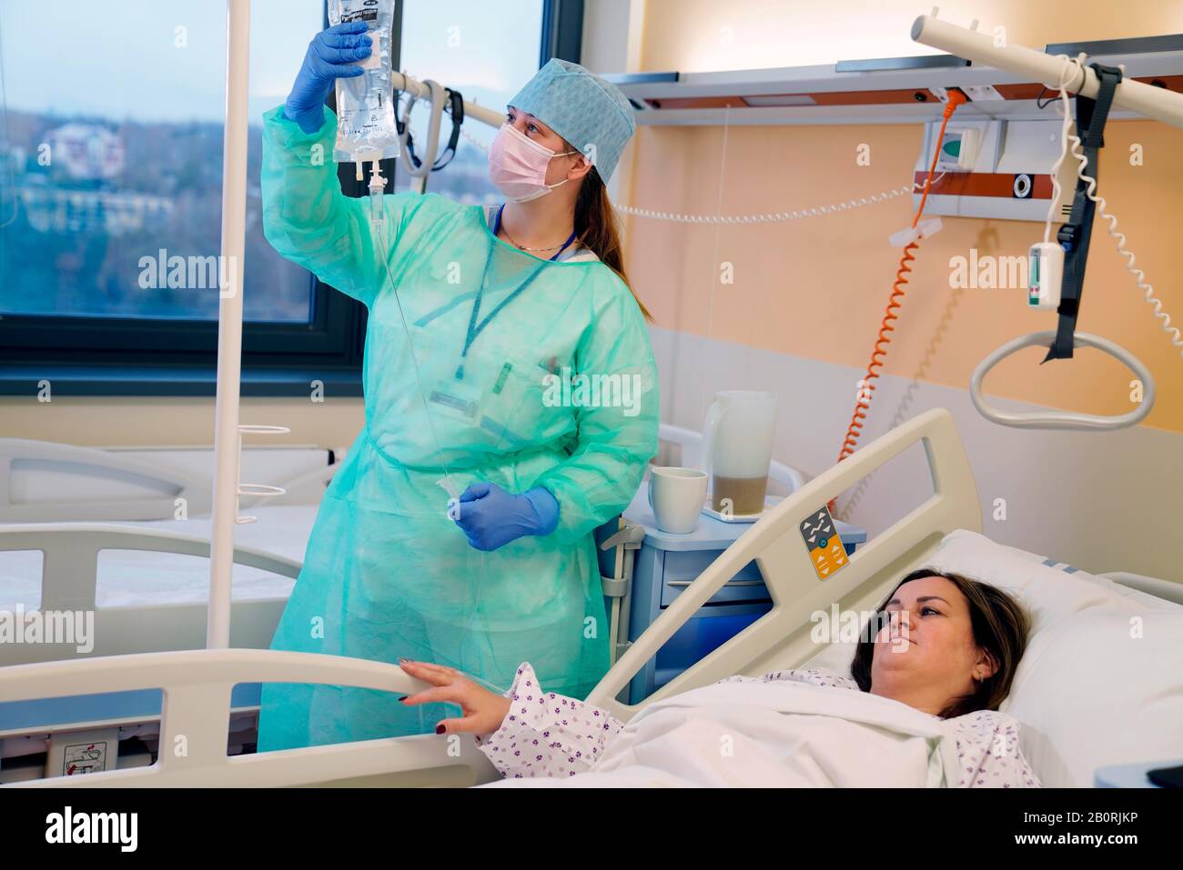 Krankenschwester auf der Station für Infektionskrankheiten im Krankenhaus, das Infusionen hält, Karlsbad, Tschechische Republik Stockfoto