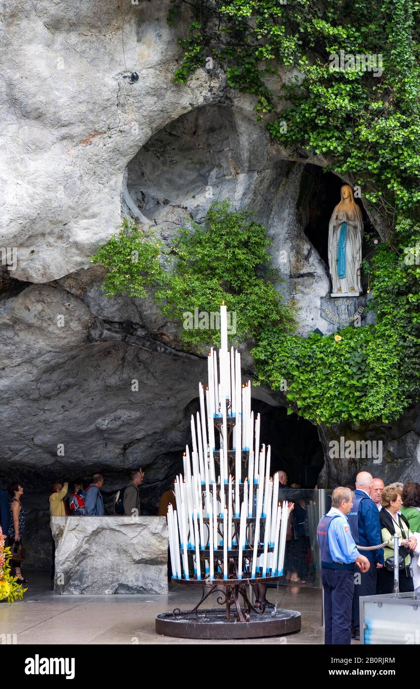 Ort der Erscheinung der Jungfrau Maria, Pilger in der Grotte Massabielle, Lourdes, Abteilung Hautes Pyrenäen, Frankreich Stockfoto