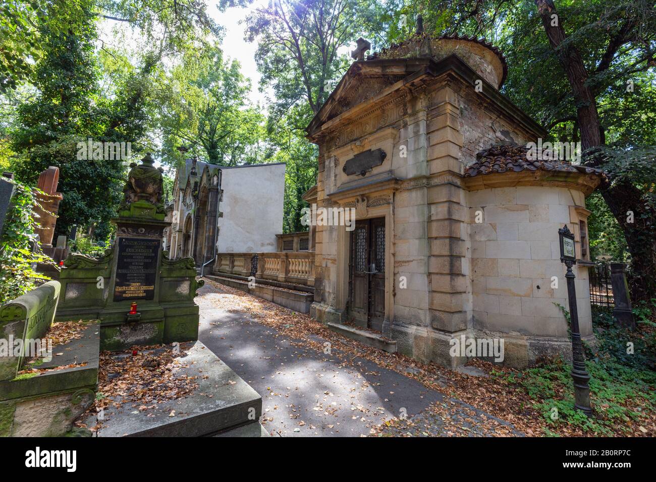 Prag, TSCHECHIEN - 6. SEPTEMBER: Schöner Sommerblick auf den Olsany-Friedhof im Bezirk drei, Prag, Tschechien am 6. September 2016 Stockfoto