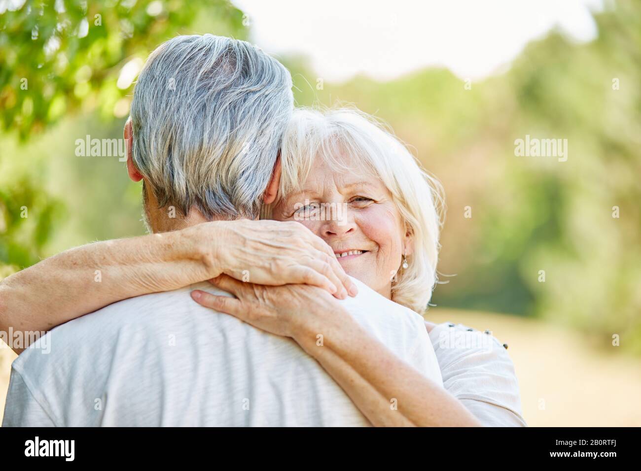 Ein Paar Senioren verliebt sich im Sommer mit einer Umarmung Stockfoto