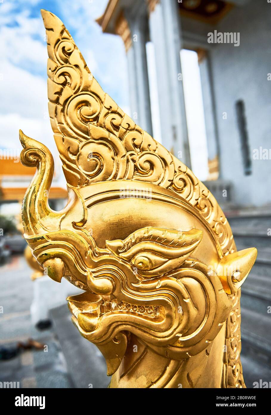 Bangkok, Thailand, Asien: Nahansicht einer leuchtend goldfarbenen Drachenstatue außerhalb des Wat Traimit (der Goldene Buddha) Stockfoto