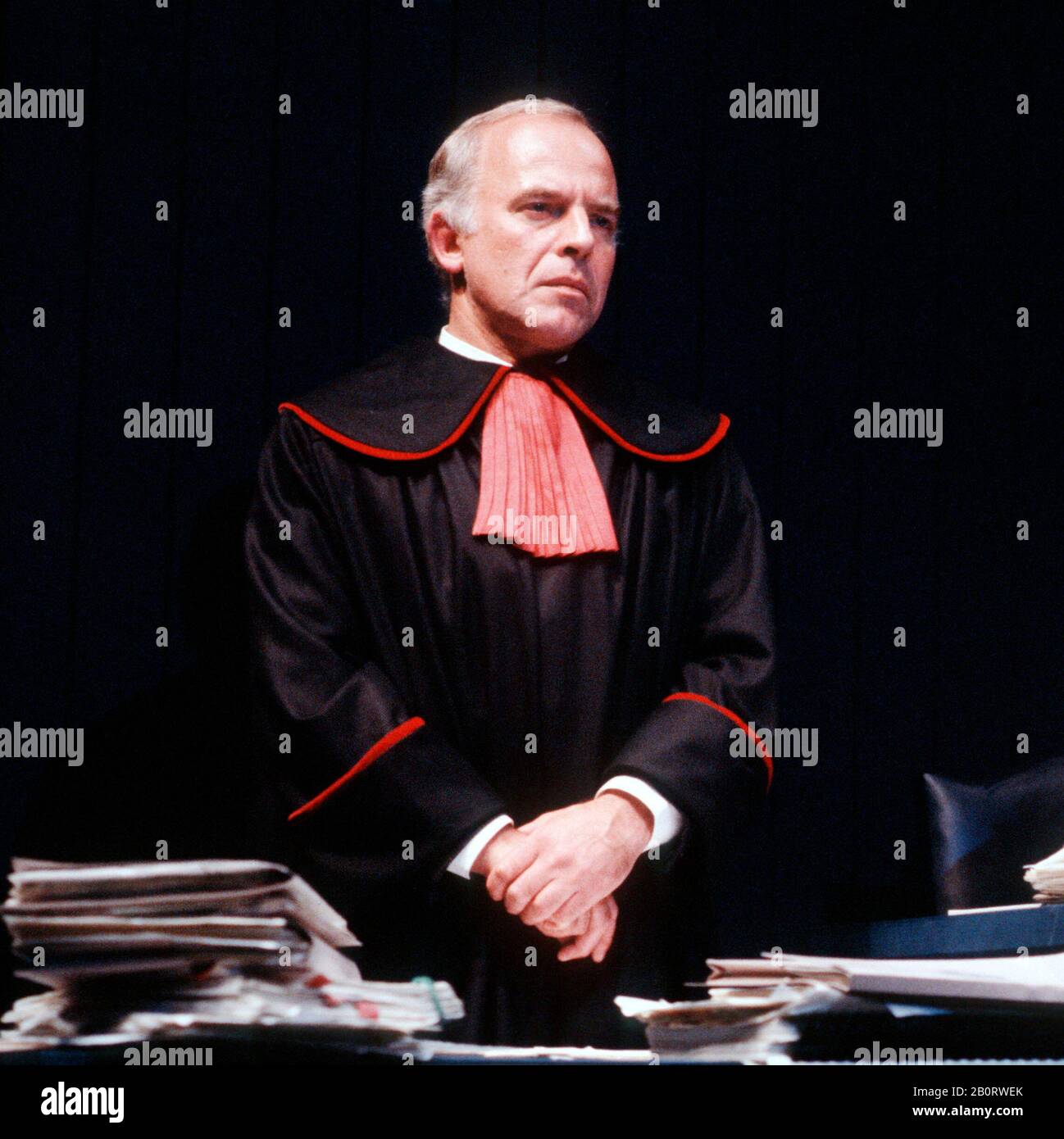 John Shrapnel (als Staatsanwalt) beim ABSICHTLICHEN TOD EINES POLNISCHEN PRIESTERS durch Ronald Harwood Bühnenbild: Eileen Diss Kostüme: Dany Everett Beleuchtung: Dave Horn-Regisseur: Kevin Billington Almeida Theater, London N1 17/10/1985 Stockfoto