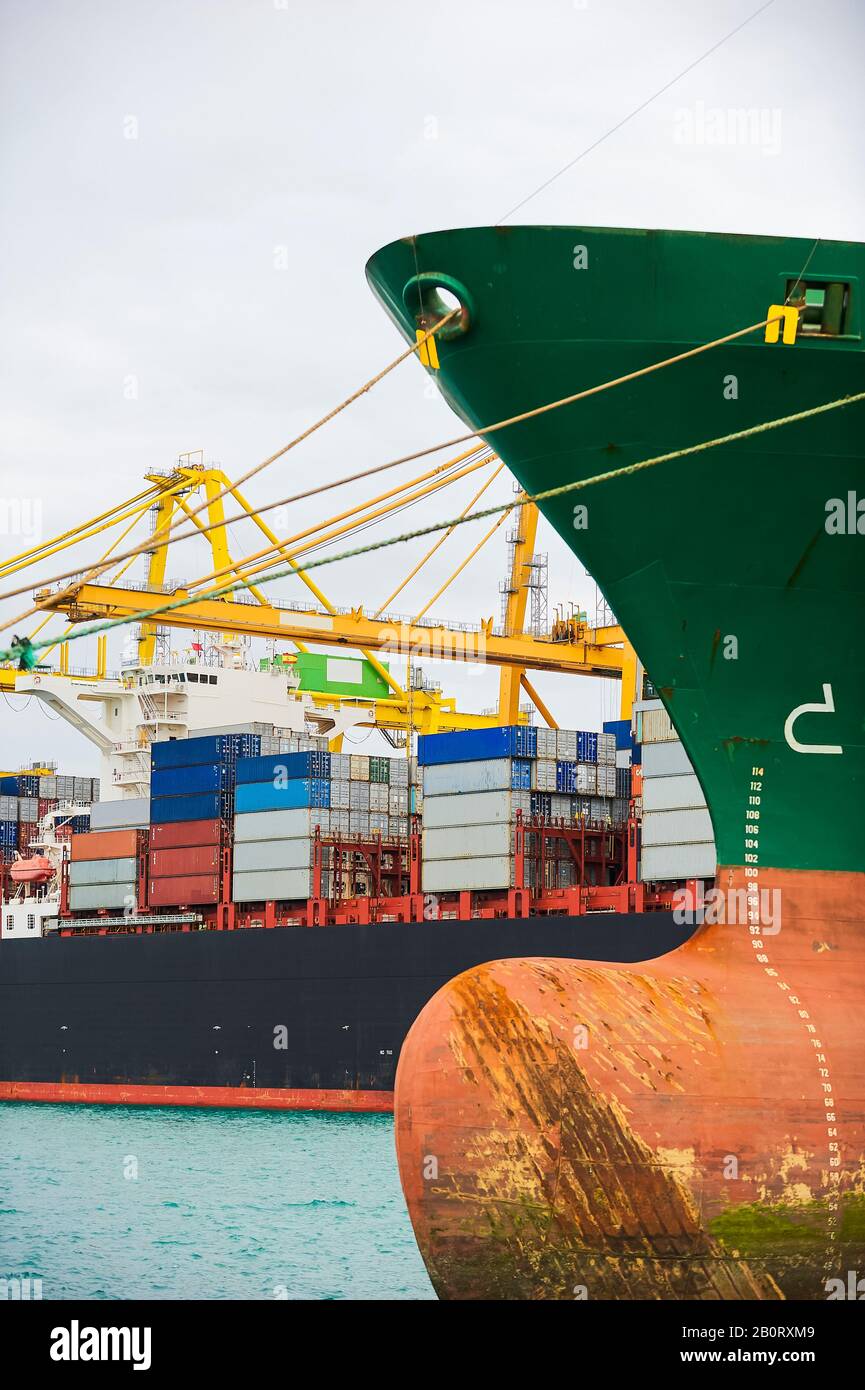 Containerkran Ladegut im Containerschiff im Hafen und Containerhafen. Transportindustrie und Versandlogistik. Export und Imp Stockfoto