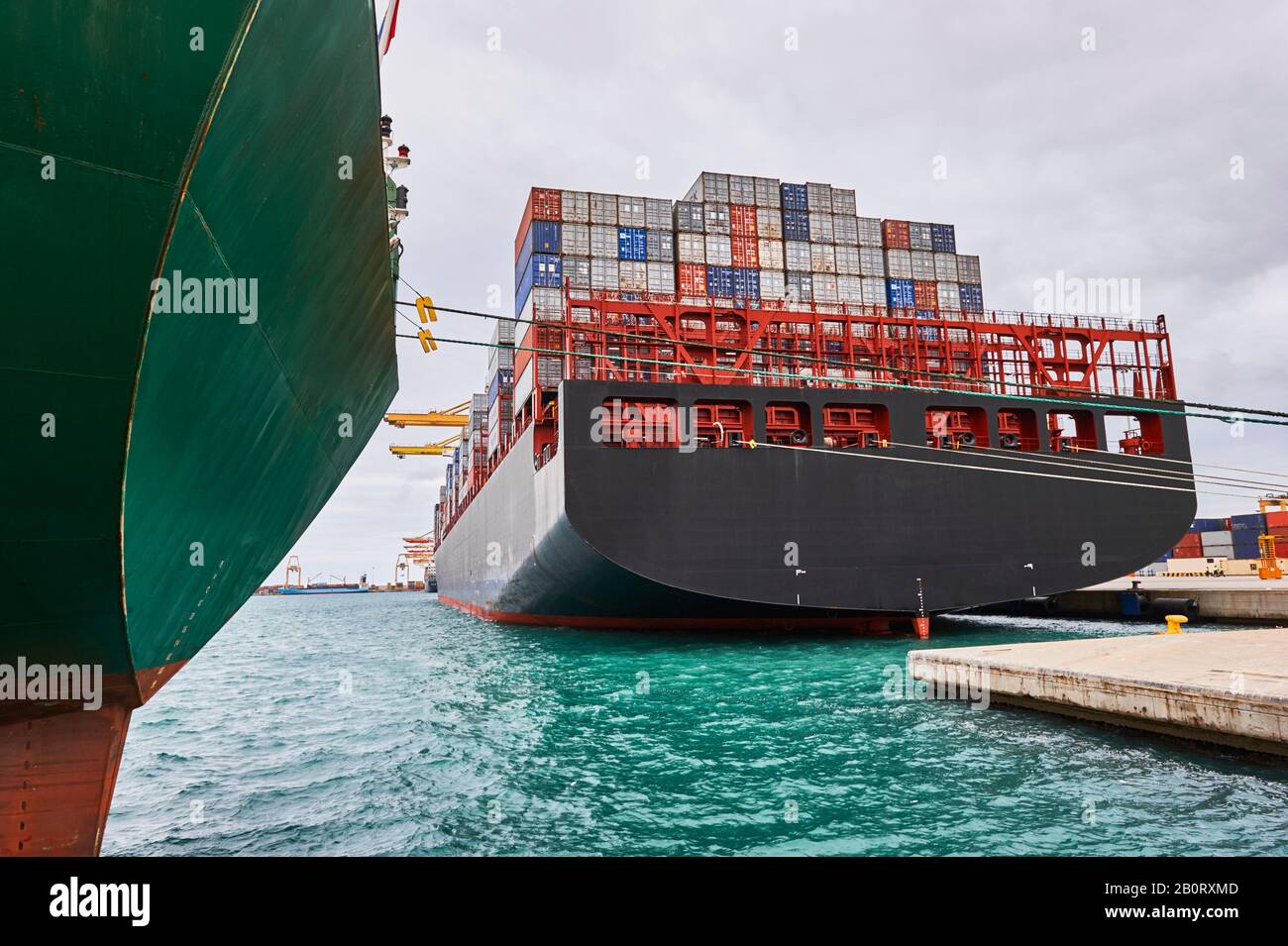 Container-Frachtschiff im Container Harbor. Transportindustrie und Versandlogistik. Exportieren und Importieren von Bussinen Stockfoto