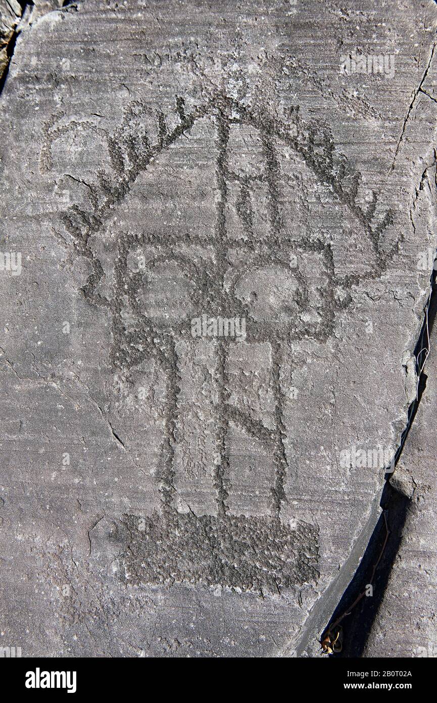 Petroglyph, Steinschnitzerei, eines Hauses auf Stelzen. Von den alten Camuni-Leuten in der Eisenzeit zwischen 1000-1200 v. Chr. geschnitzt. Rock Nr. 6, Foppi di Nadro, R. Stockfoto