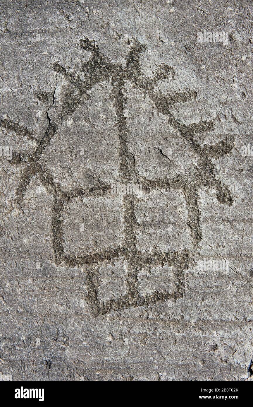 Petroglyph, Steinschnitzerei, eines Hauses auf Stelzen. Von den alten Camuni-Leuten in der Eisenzeit zwischen 1000-1200 v. Chr. geschnitzt. Rock no 24, Foppi di Nadro, Stockfoto
