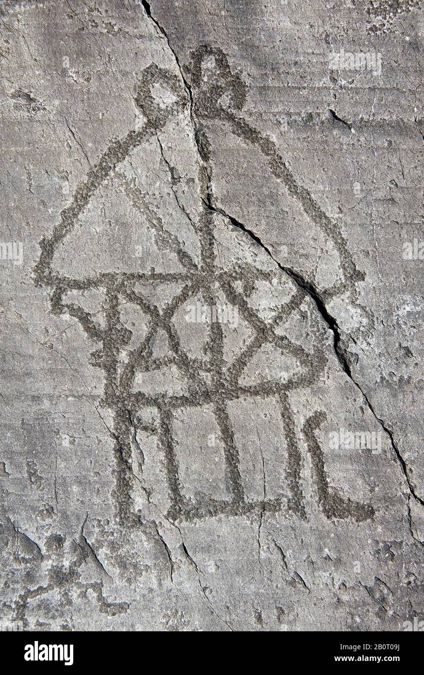 Petroglyph, Steinschnitzerei, eines Hauses auf Stelzen. Von den alten Camuni-Leuten in der Eisenzeit zwischen 1000-1200 v. Chr. geschnitzt. Rock no 24, Foppi di Nadro, Stockfoto