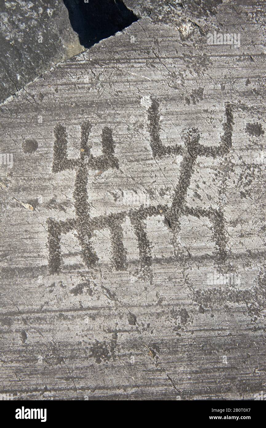 Petroglyph, Felsschnitzerei, von zwei schematischen menschlichen Figuren in der sogenannten "Gebetstellung". Von den alten Camuni-Leuten in der Späten Copper Ag geschnitzt Stockfoto