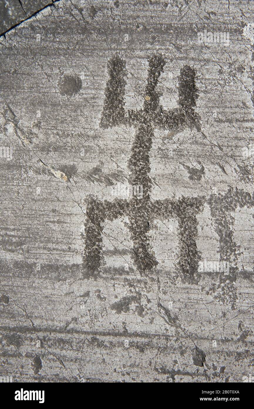 Petroglyph, Felsschnitzerei, von einer schematischen menschlichen Figur in der sogenannten "Gebetstellung". Geschnitzt von den alten Camunni Menschen im Späten Kupfer A Stockfoto