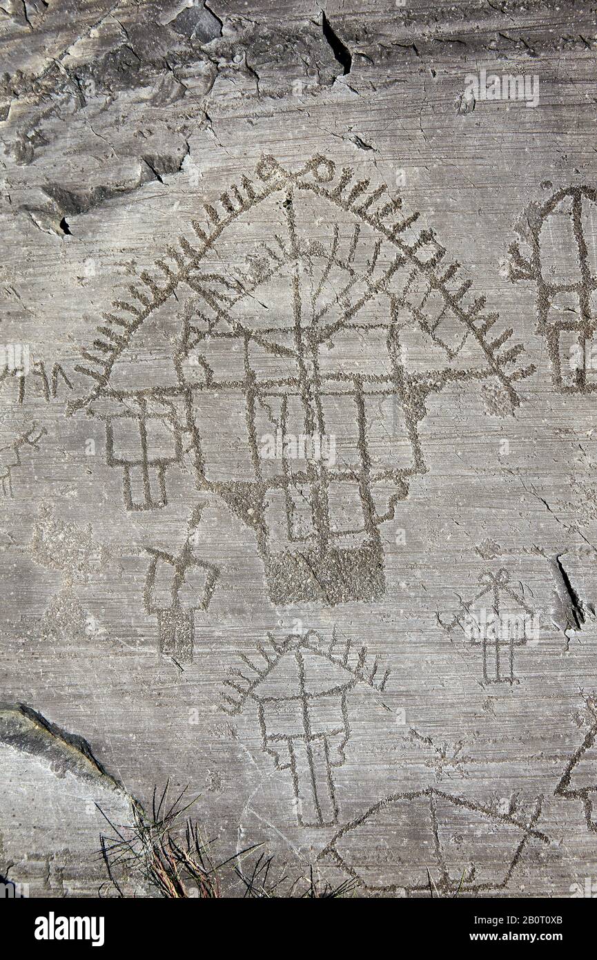 Petroglyph, Steinschnitzerei, mit Darstellungen von Häusern, die auf Pfosten gebaut sind. In der Eisenzeit zwischen 1000-1600 v. Chr. von den alten Camunni eingemeißelt. Rock Nr. 24, Fo Stockfoto