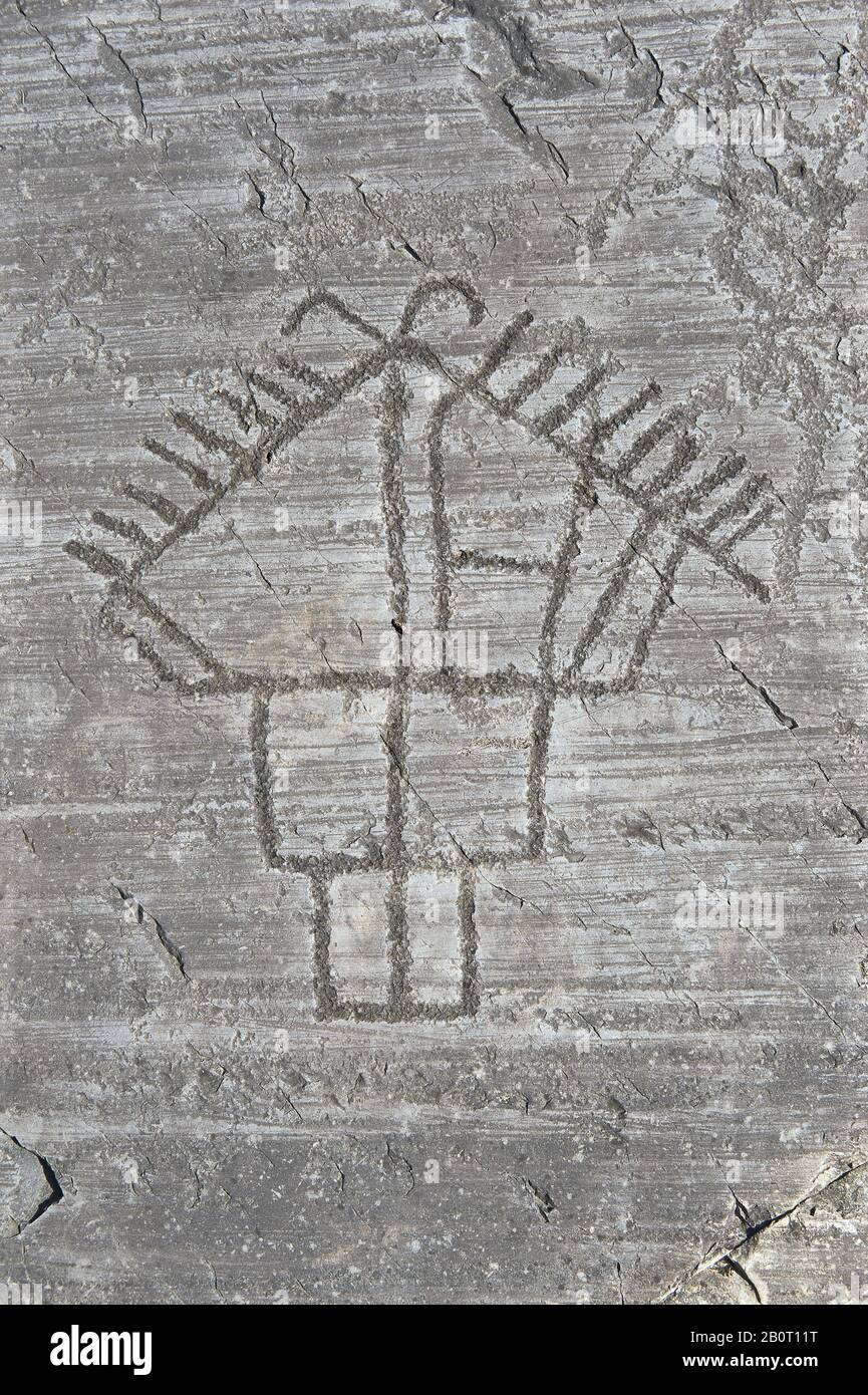 Petroglyph, Steinschnitzerei, mit Darstellungen von Häusern, die auf Pfosten gebaut sind. In der Eisenzeit zwischen 1000-1600 v. Chr. von den alten Camunni eingemeißelt. Rock Nr. 24, Fo Stockfoto