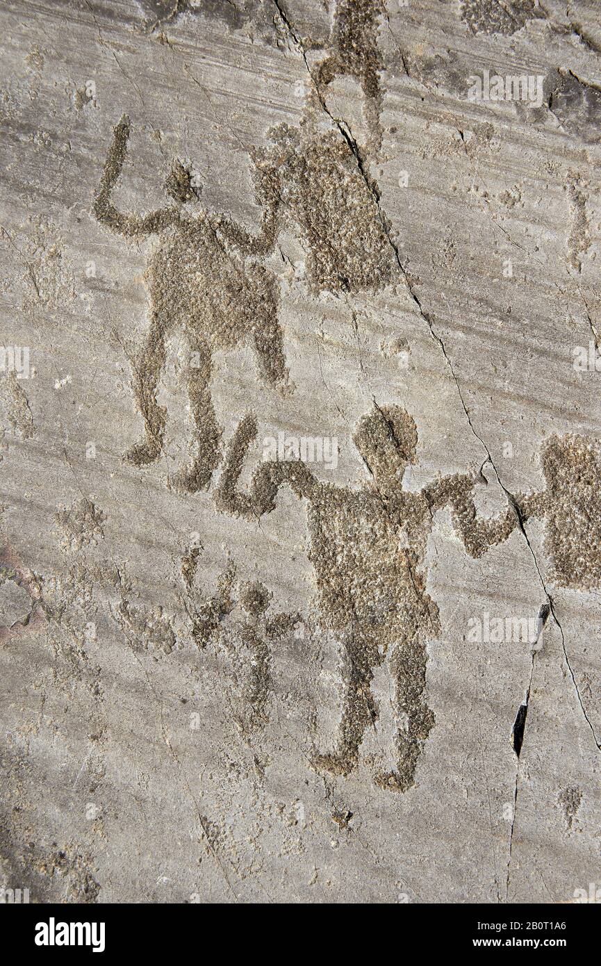 Petroglyph, Felsschnitzerei, von zwei Kriegern, die Schwerter und Schilde halten. Von den alten Camuni-Leuten in der Eisenzeit zwischen 1000-1600 v. Chr. geschnitzt. Rock n Stockfoto