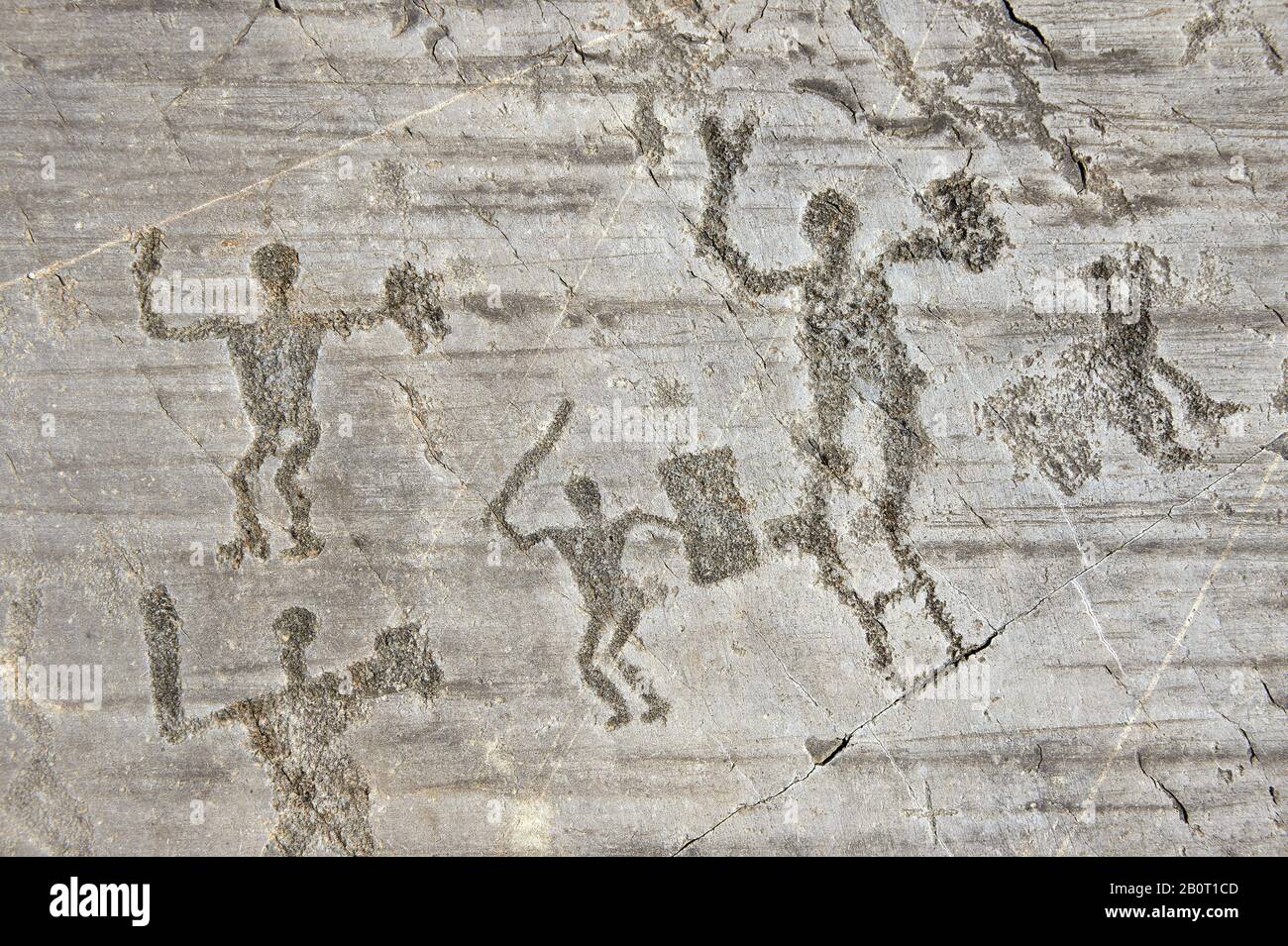 Petroglyph, Felsschnitzerei, von Kriegern mit Schwertern und Schilfrohr. Von den alten Camuni-Leuten in der Eisenzeit zwischen 1000-1600 v. Chr. geschnitzt. Rock Nr. 24, Stockfoto