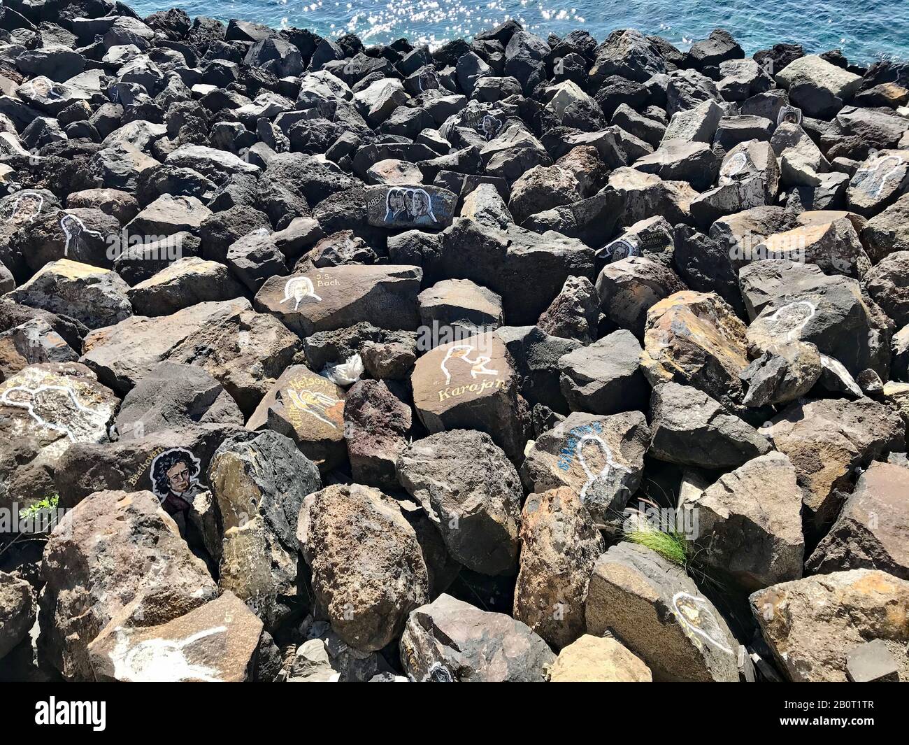 Santa Cruz de Tenera, Spanien - 22. Dezember 2019, Berühmte Musikerporträts auf den Steinen in Santa Cruz de Tenera, Gran Canary, Spanien Stockfoto