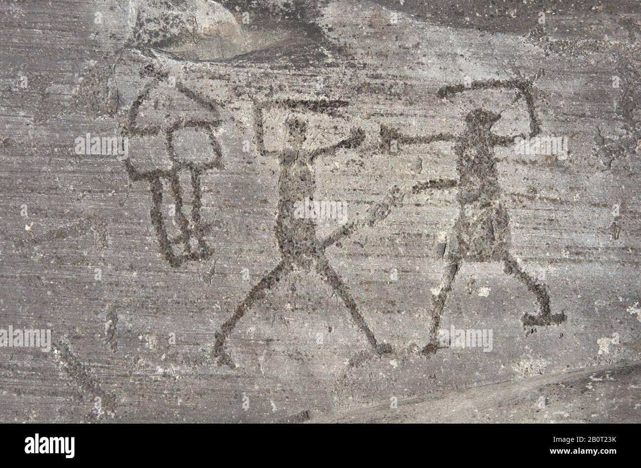 Petroglyph, Felsschnitzerei, von zwei Kriegern, die mit Schwertern kämpfen, die von den alten Camuni-Leuten in der Eisenzeit zwischen 900 und 1200 v. Chr. geschnitzt wurden. Rock 26-27, F. Stockfoto
