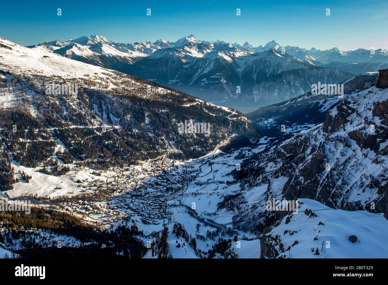 Leukerbad und Bergkette der Walliser Alpen, Schweiz Stockfoto