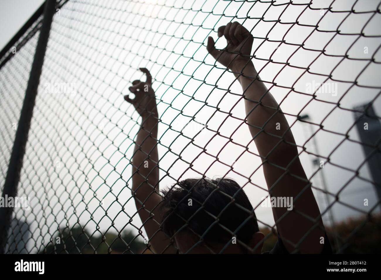 Hand mit Metallzaun, Gefühl, keine Freiheit Stockfoto