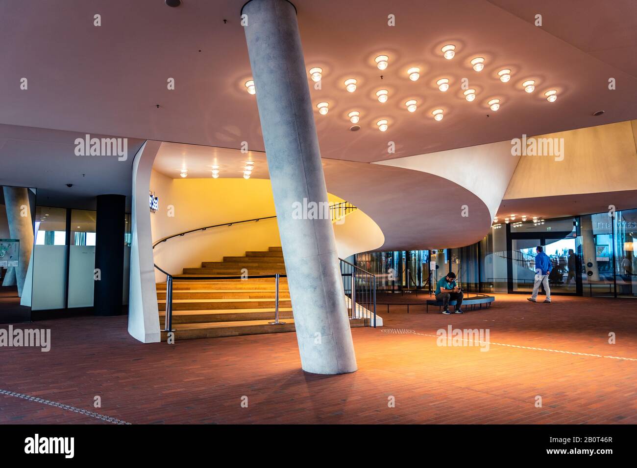 Hamburg, 4. August 2019: Innenansicht des Foyers der Elbphilharmonie oder Elbe-Philharmonie im HafenCity Quarter Stockfoto