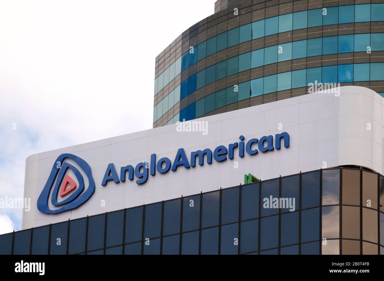 Brisbane, Queensland, Australien - 26. Januar 2020: Blick auf das angloamerikanische Schild, das oben auf einem Gebäude in Brisbane hängt. Anglo American plc Stockfoto