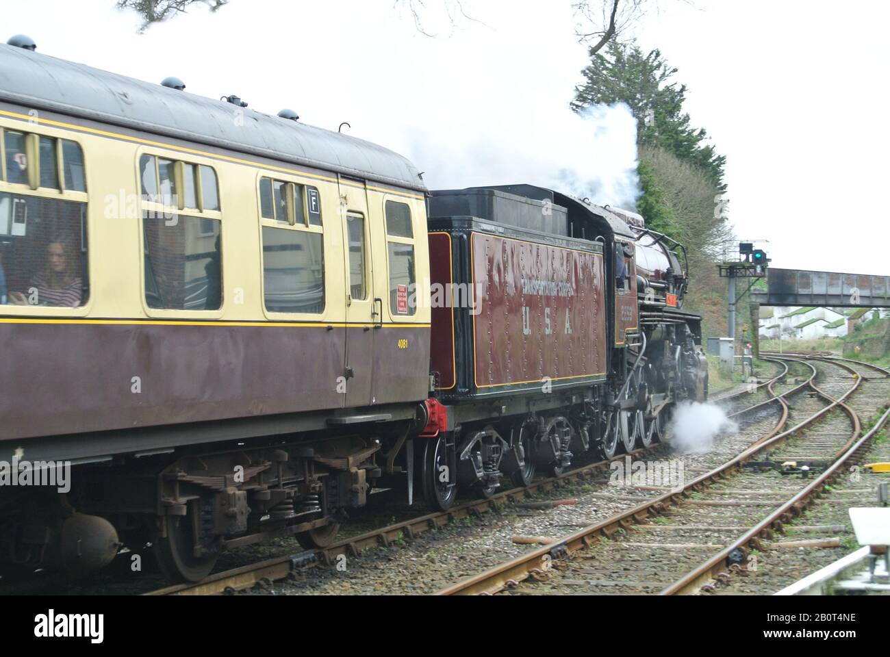 Dampflok 2253 Omaha, die als Teil der Dartmouth Steam Railway in Paignton, Devon, England, Großbritannien betrieben wird. Stockfoto