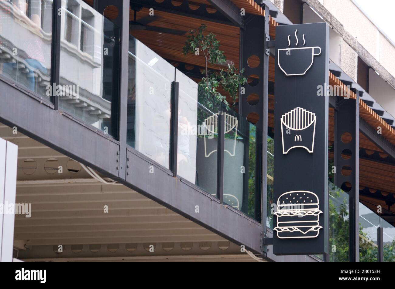 Brisbane, Queensland, Australien - 26. Januar 2020: Blick auf ein Schild von McDonald's, das vor dem Restaurant in der Queenstreet Mall in Brisbane hängt. Stockfoto