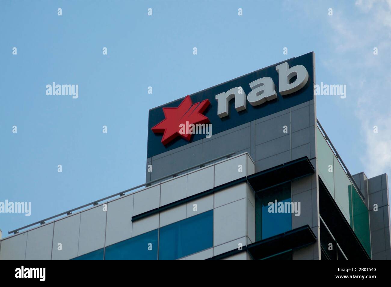 Brisbane, Queensland, Australien - 26. Januar 2020: Blick auf das Schild der NAB (National Australian Bank) Bank, das oben auf dem Bankgebäude in hängt Stockfoto