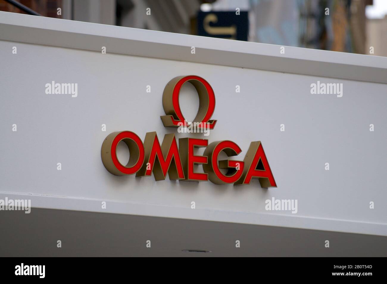Brisbane, Queensland, Australien - 26. Januar 2020: Blick auf ein Omega-Logo vor dem Laden in Brisbane. Omega SA ist ein Schweizer Luxuswatch Stockfoto