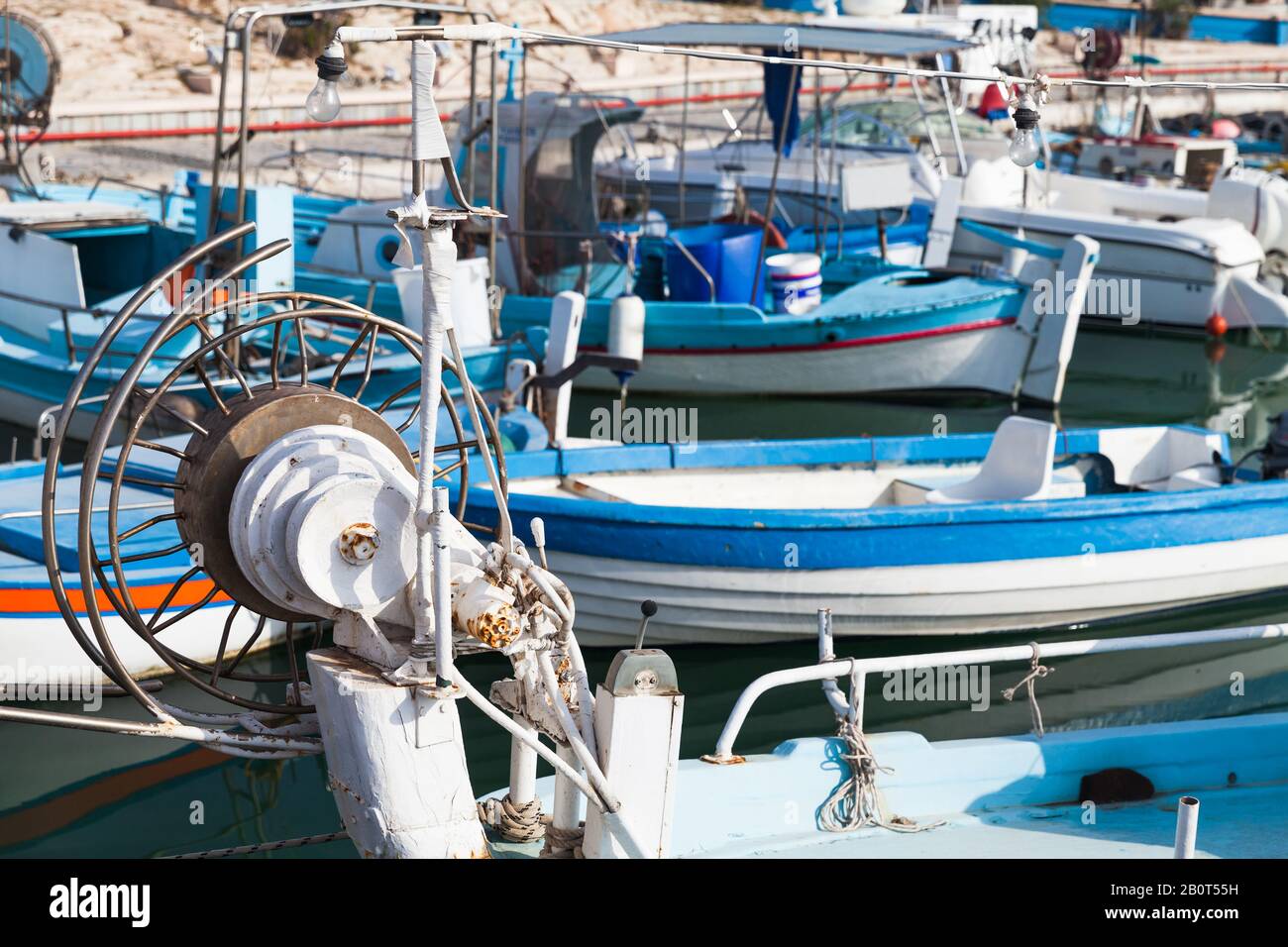 Bug-Winde zum Angeln auf einem kleinen Holzboot im Hafen von Ayia Napa, Zypern Stockfoto