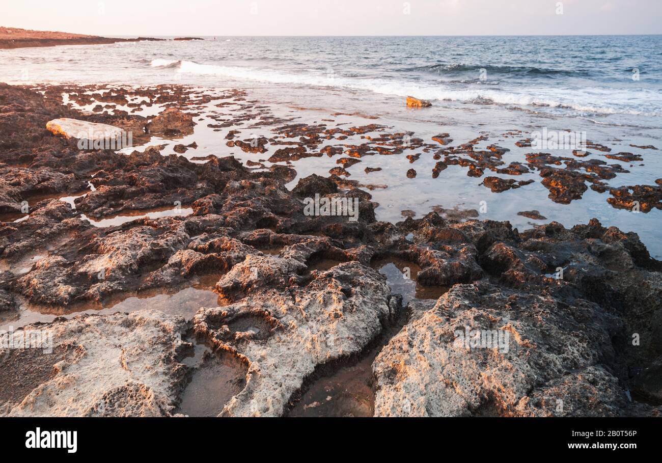 Felsige Küste der Insel Zypern bei Sonnenaufgang. Mittelmeer Sommer Küstenlandschaft Stockfoto
