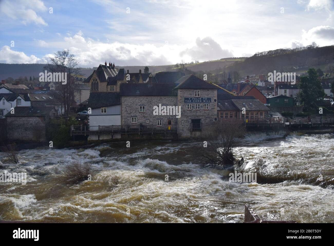 Der Fluss Dee am Llangollen, ein quollender Raging Torrent durch die Stadt. Stockfoto