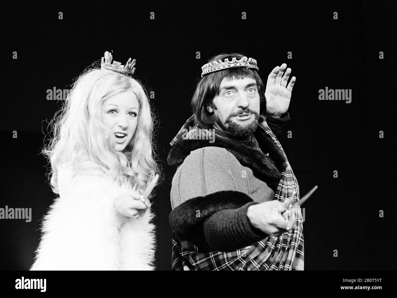 Frances Cuka (Lady Duncan), Harry H Corbett (Macbett) in MACBETT von Eugene Ionesco nach Shakespeares 'Macbeth' im Bankside Globe Theatre, London SE1 1973 Design: Martin Johns Beleuchtung: Barry Griffiths Regisseur: Charles Marowitz Stockfoto