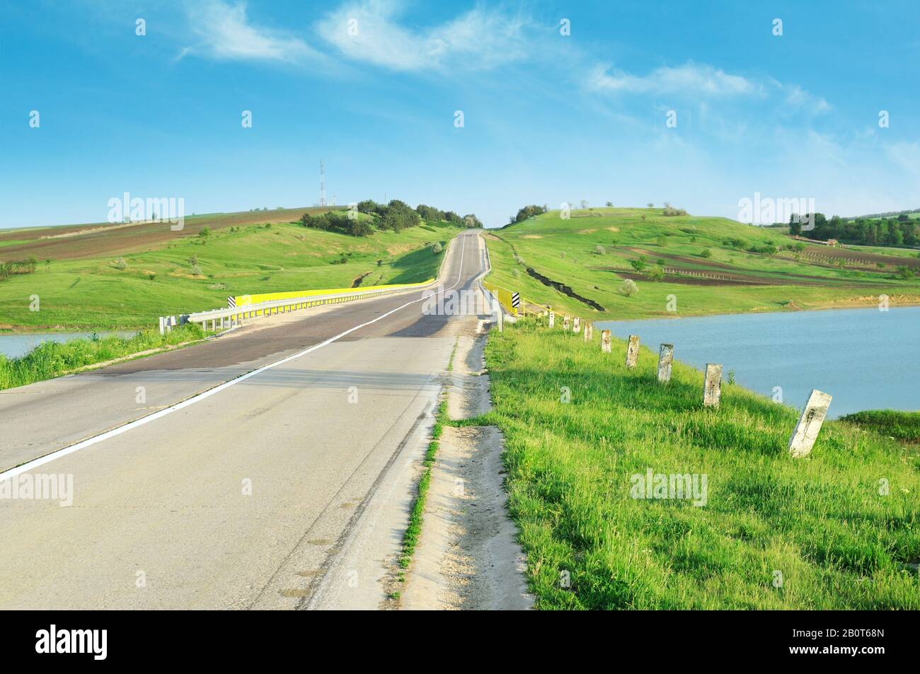 Autobahn in hügeligem Gelände Stockfoto