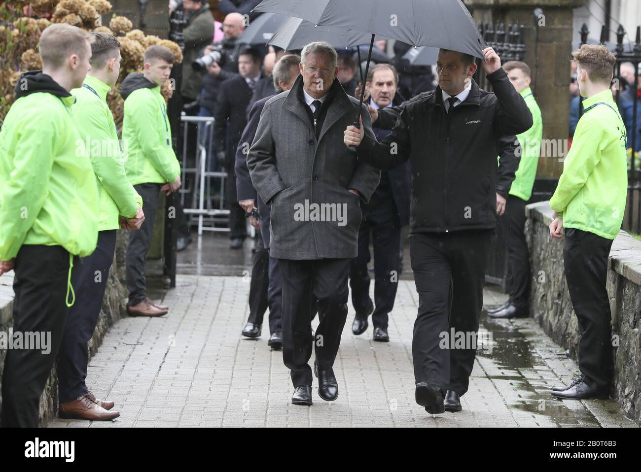 Sir Alex Ferguson trifft zur Beerdigung des ehemaligen Torwarts von Manchester United und des nordirischen Torwarts Harry Gregg in der St. Patrick's Parsh Church, Coleraine, ein. Stockfoto