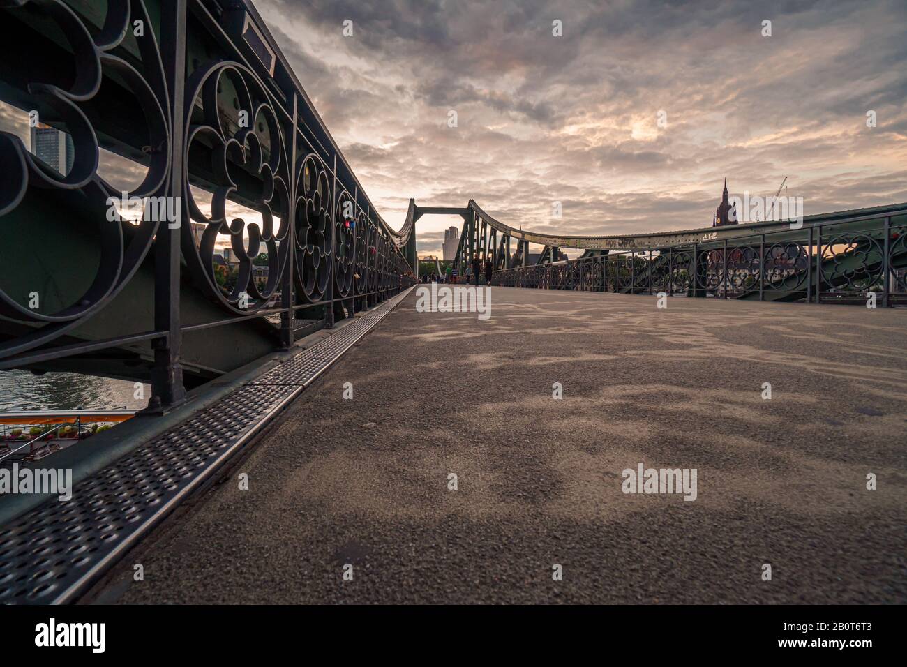 Die Brücke namens Eiserner Steg in Frankfurt mit dem romantischen Liebesakt, Vorhängeschlössern mit den Namen der Lieben darauf. Stockfoto