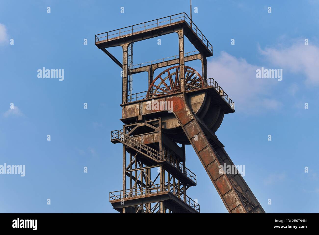 Der Schachtturm eines stillgedienten Kohlebergwerks in Nordrhein-Westfalen, Deutschland. Stockfoto