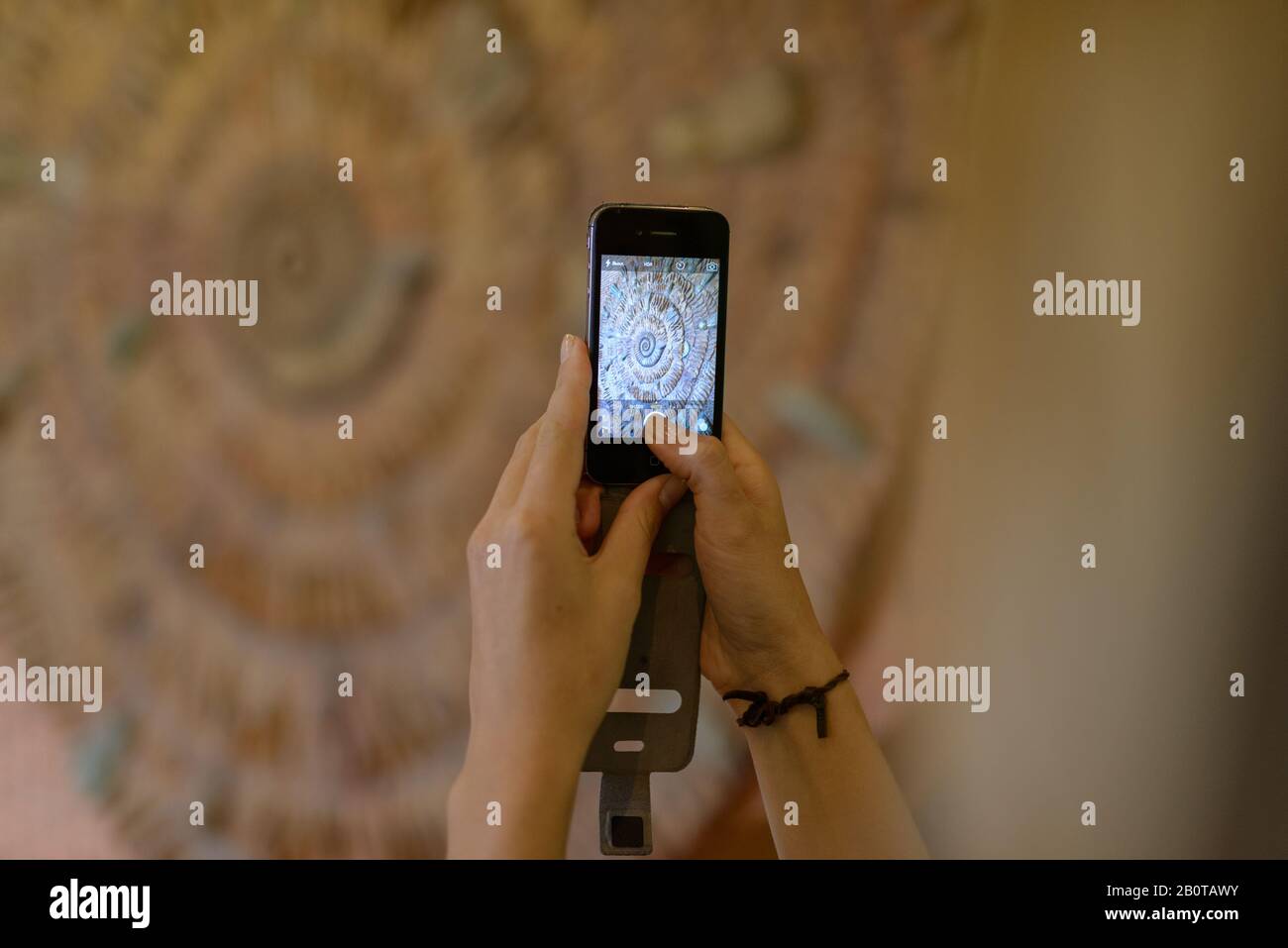 Moskau, RUSSLAND - 12. JUNI 2017: Touristen fotografieren mit Smartphone im historischen Museum. Stockfoto