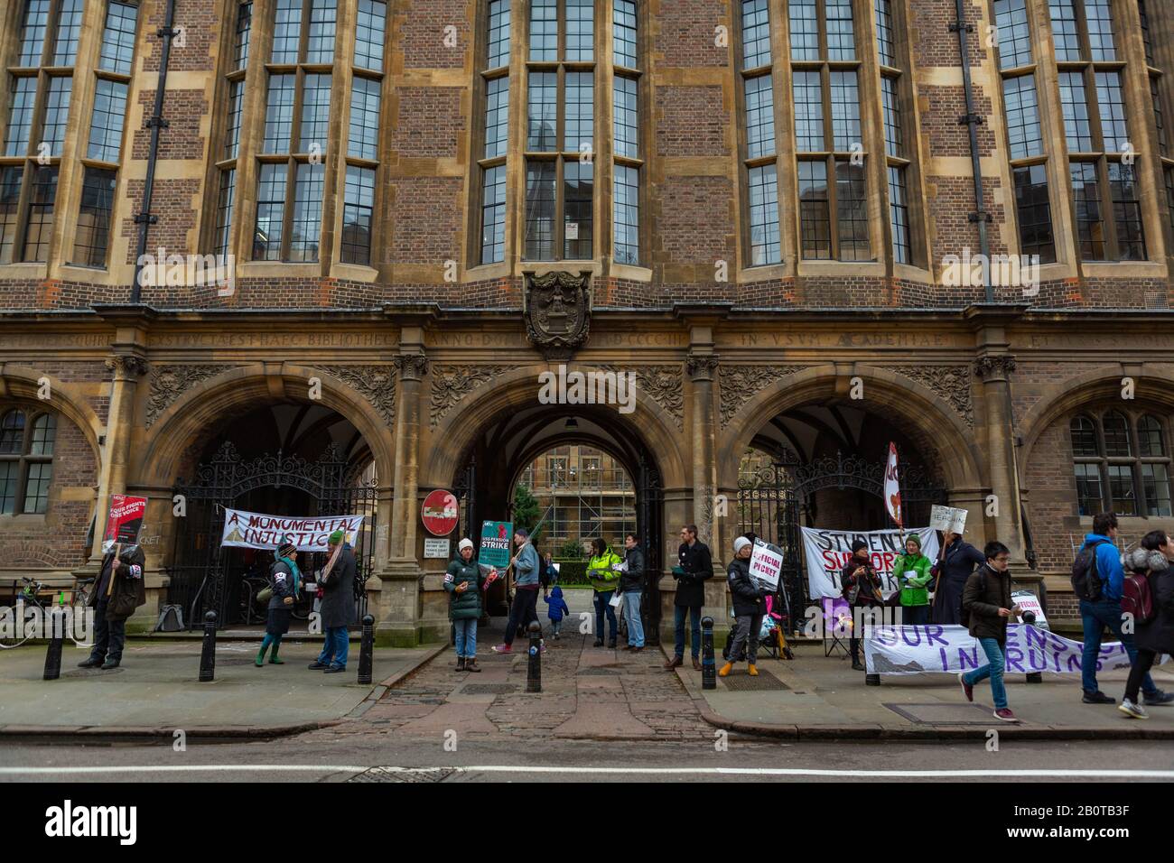Cambridge, Großbritannien. Februar 2020. Mitglieder der University and College Union führen einen Streik außerhalb der Hadden Library in Cambridge durch und fordern bessere Bezahlung, Renten und Arbeitsbedingungen im britischen Hochschulsektor. Der Protest hebt die anhaltenden Streitigkeiten zwischen akademischem Personal und Universitätsleitung hervor. Penelope Barritt/Alamy Live News Stockfoto