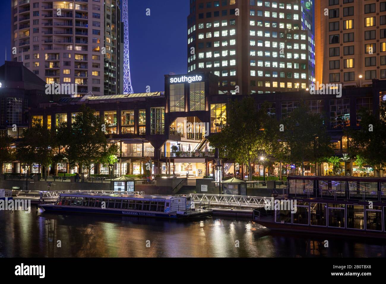 Stadtzentrum von Melbourne und beleuchtete Bürogebäude am Abend an einem Sommertag, Stadtzentrum von Melbourne, Victoria, Australien Stockfoto