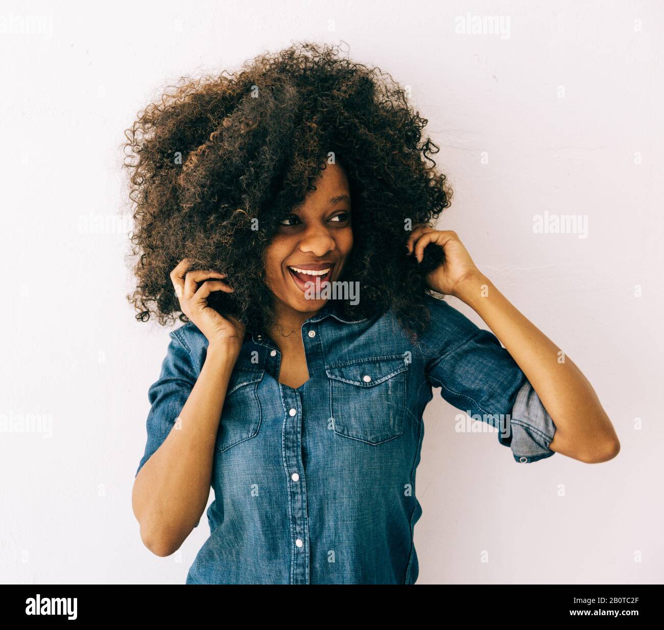 Portrait der jungen afroamerikanischen Frau, natürliches weiches Licht Stockfoto