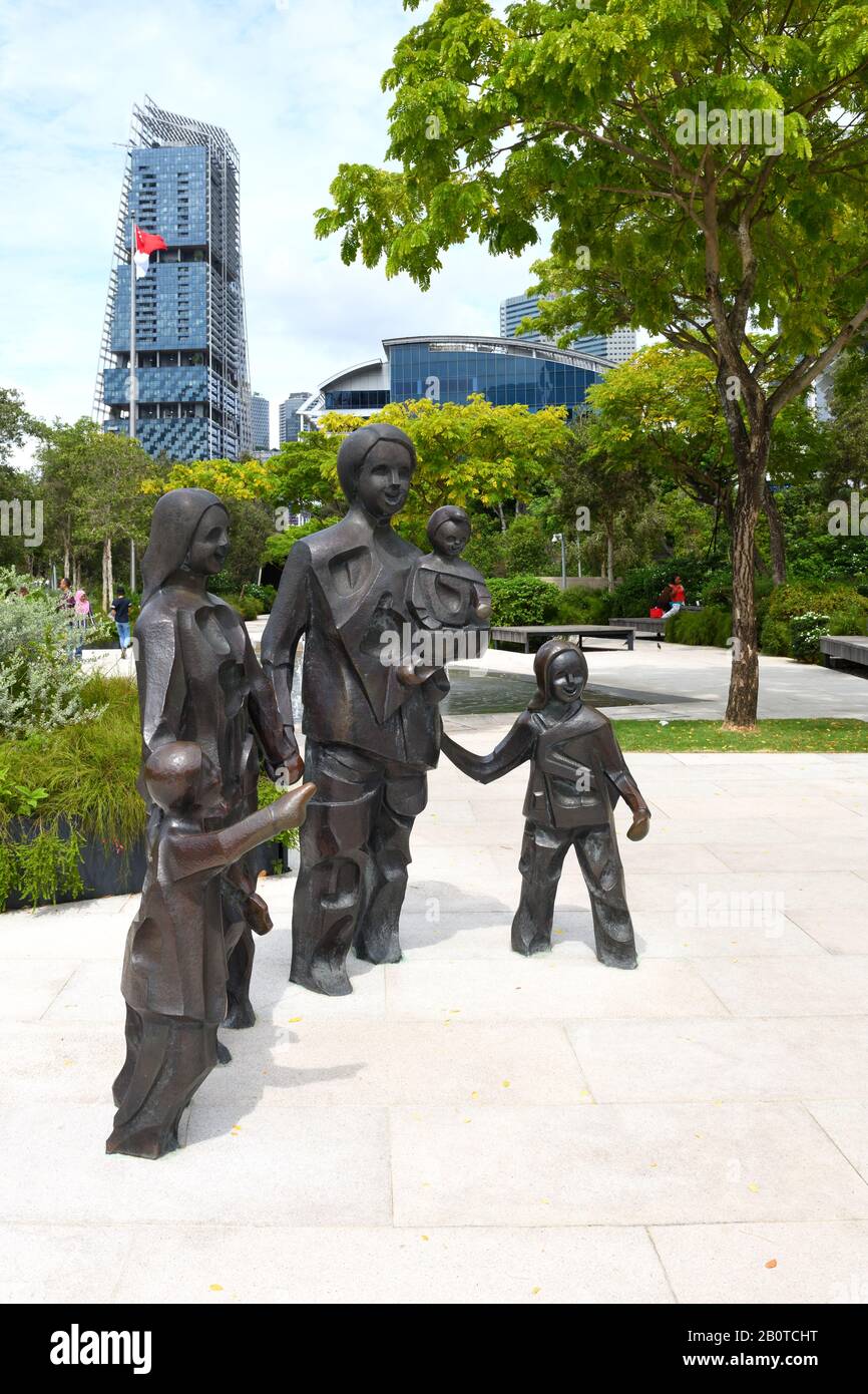 Die Happy Family of Five steht im Esplanade Vorplatz Garden, Singapur, Asien Stockfoto