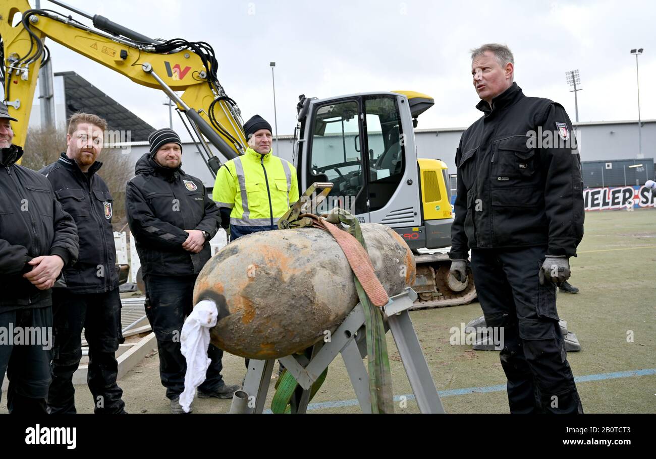 Kiel, Deutschland. Februar 2020. Abbruchexperte Oliver Kienast (r) und sein Team stehen neben einer entschärften Bombe. Für die Zeit der Entschärfung der Weltkriegsbombe in der Nähe des Holstein-Stadions mussten etwa 2.600 Menschen ihre Häuser räumen. Der amerikanische Dud wiegt 250 Kilo und hatte Nasen- und Schwanzsicherungen. Credit: Carsten Rehder / dpa / Alamy Live News Stockfoto