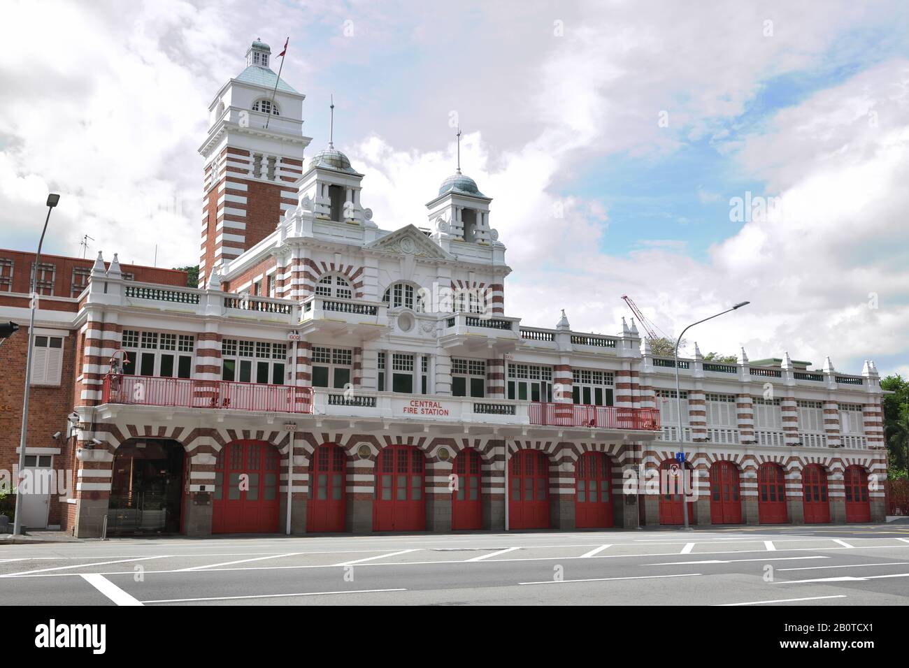 Historische Zentrale Feuerwache mit einem angeschlossenen Zivilschutzmuseum, das die Feuerwehr- und Rettungsausrüstung in der Hill Street, Singapur, Asien, zeigt. Stockfoto