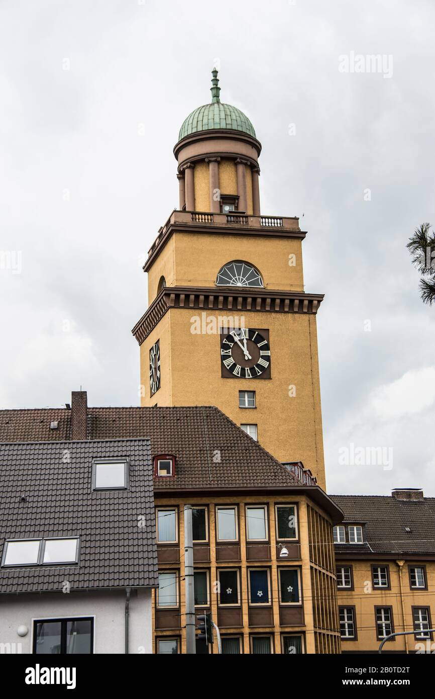 Weiß getünchtes Rathaus Witten mit Turm Stockfoto