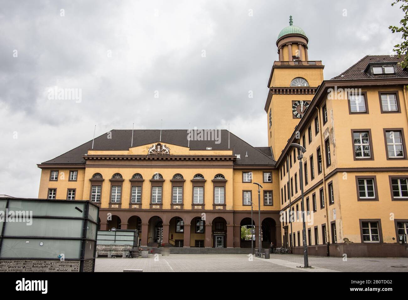 Weiß getünchtes Rathaus Witten mit Turm Stockfoto