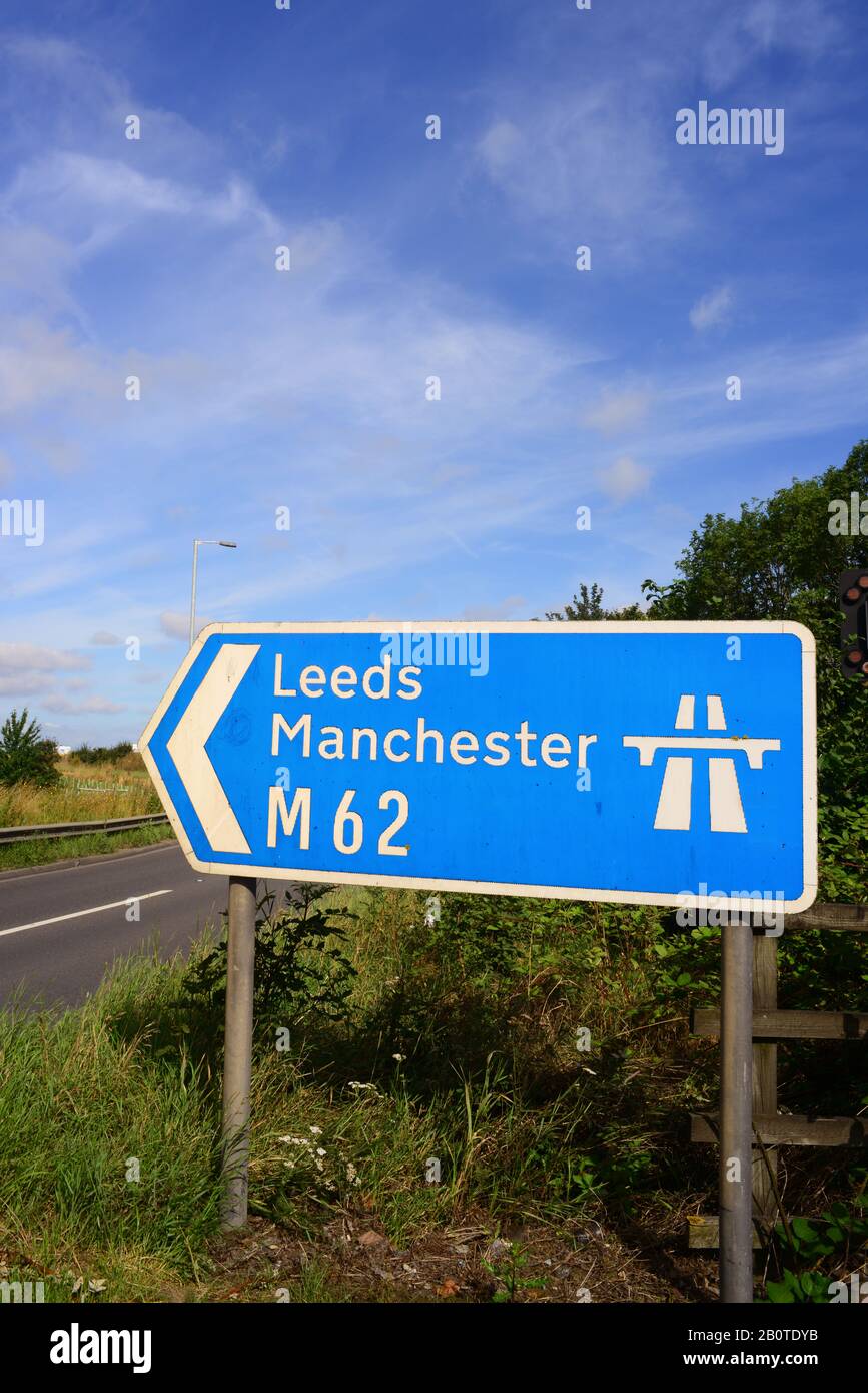 Fahren Sie an der M62-Autobahnabfahrt nach leeds und manchester an der Anschlussstelle leeds yorkshire UK Stockfoto
