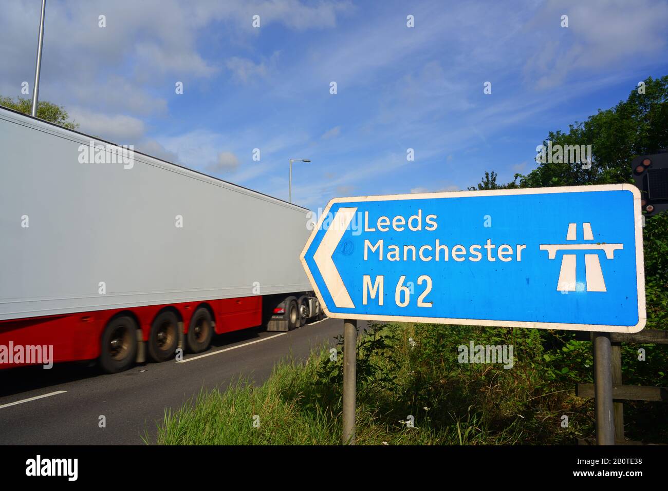 Fahren Sie an der M62-Autobahnabfahrt nach leeds und manchester an der Anschlussstelle leeds yorkshire UK Stockfoto