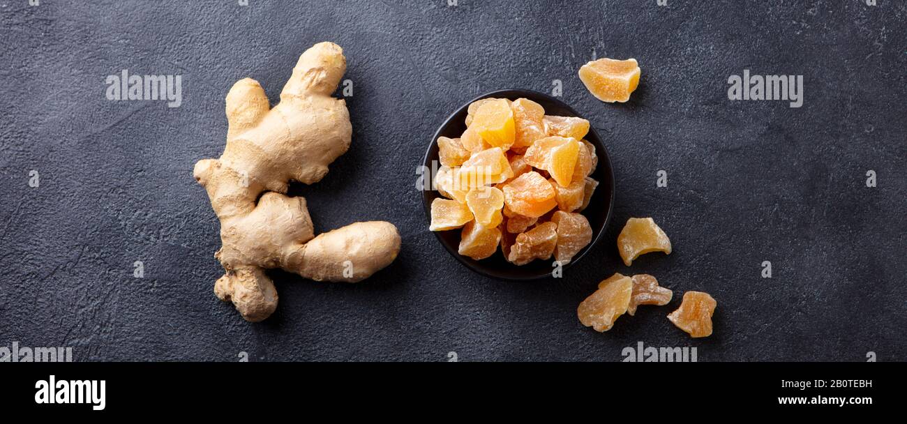 Ginger in schwarzer Schüssel auf dunklem Steingrund. Draufsicht. Kopierbereich. Stockfoto