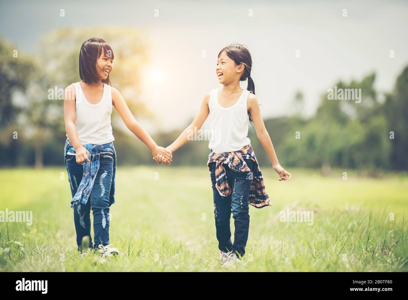 Zwei kleine Mädchen haben Spaß im Park Stockfoto